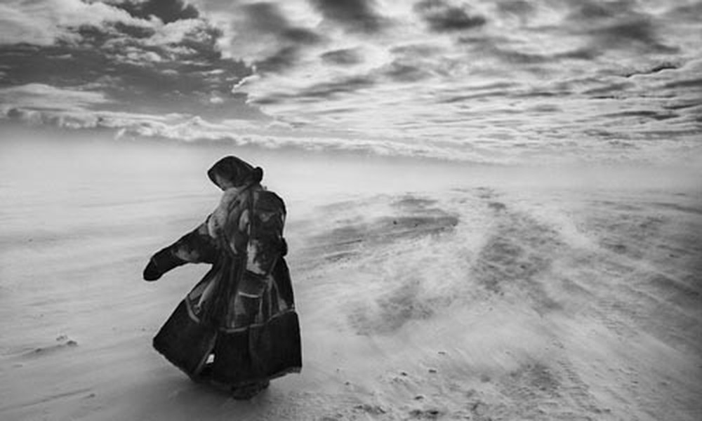  Nhiếp ảnh gia báo chí nổi tiếng nhất thế giới Sebastião Salgado (Brazil) đã đến hơn 100 quốc gia và chụp được một số lượng lớn các tác phẩm xuất sắc về thiên nhiên và con người. Trong ảnh là tác phẩm chụp một phụ nữ trong trang phục lông thú đi qua băng tuyết ở bán đảo Yamal, Siberia, Nga của nhiếp ảnh gia Sebastião Salgado.